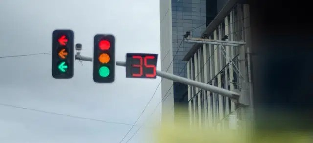 car dashboard symbols and meanings follow similar colour coding as traffic lights