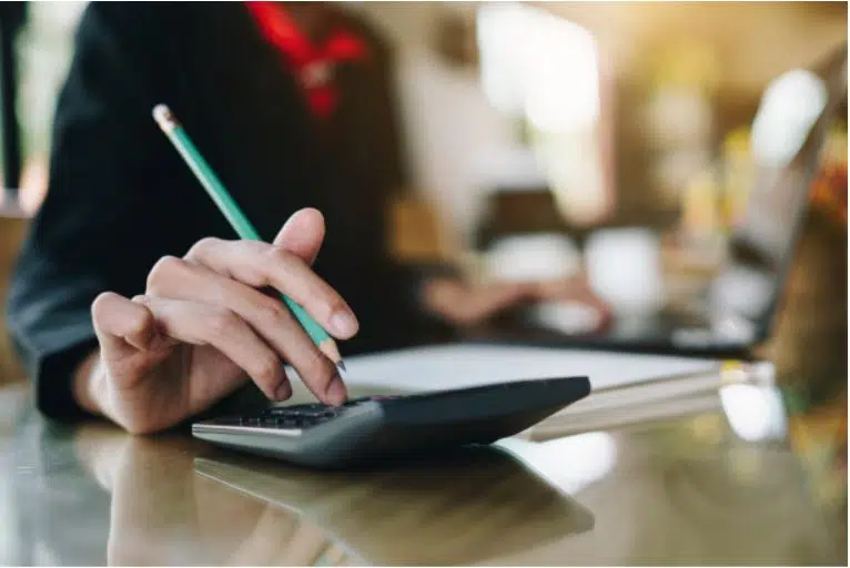 this woman is claiming work related car expenses using a calculator