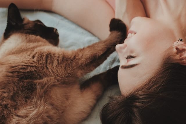 This women knows that sleeping with your cat has emotional and health benefits.