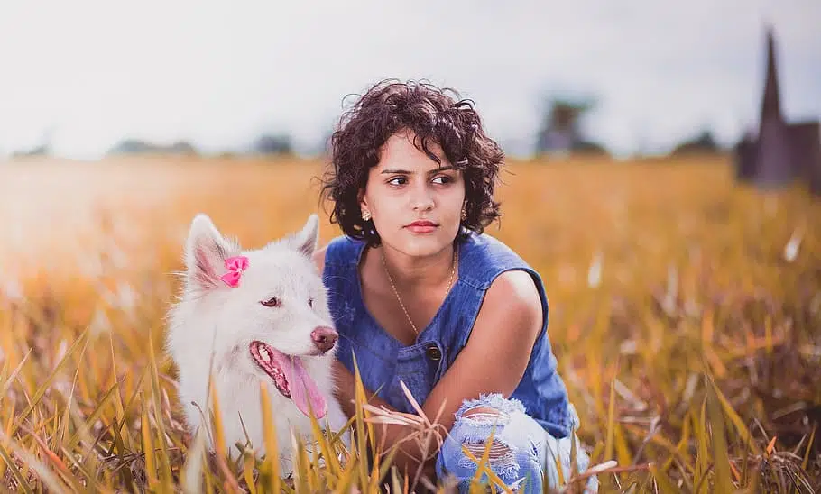 this woman feeds her white dog eco friendly dog food