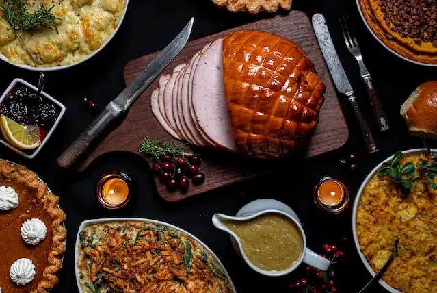Onions and garlic in gravy pose a Christmas danger to pets.